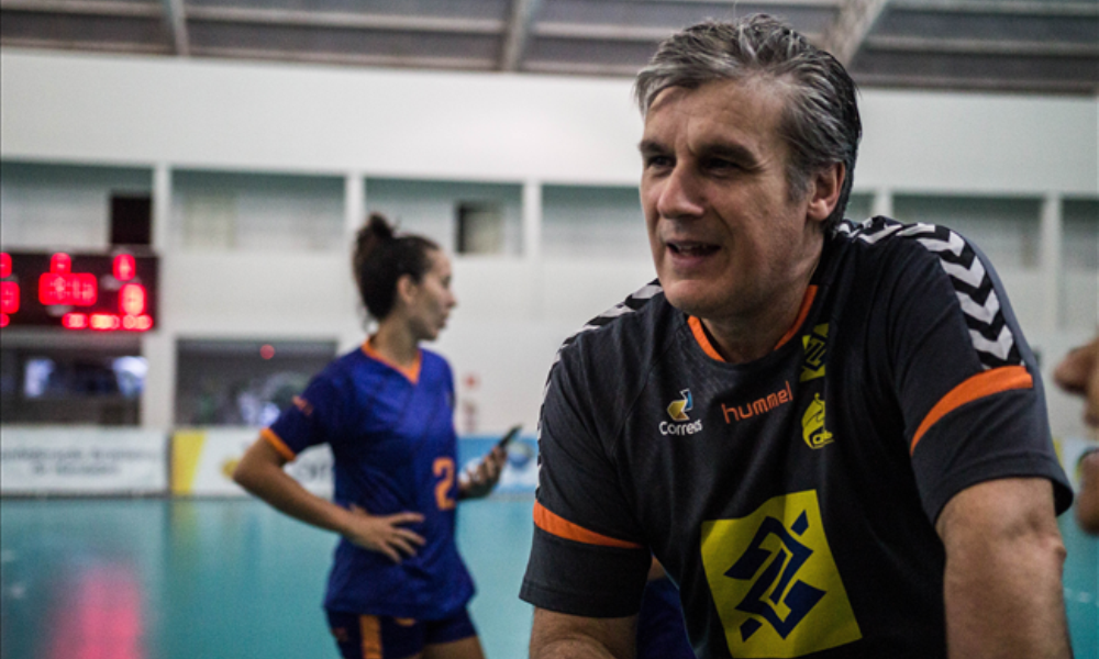 Treinador Jorge Dueñas afrente de um treino da seleção brasileira feminina de Handebol. Foto: Divulgação / CBHb