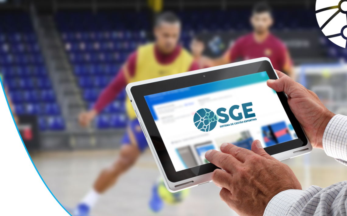 Atletas jogando Futsal com uma pessoa segurando um tablet com o Sistema de Gestão Esportiva na tela