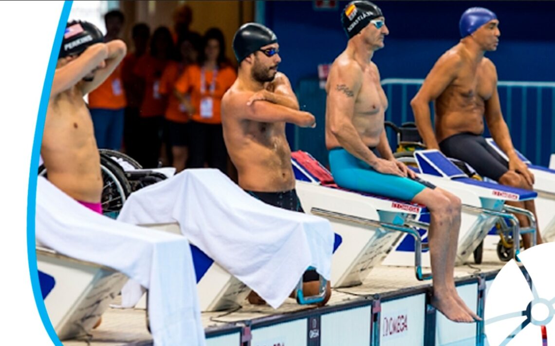 Atletas paralímpicos em piscina de natação