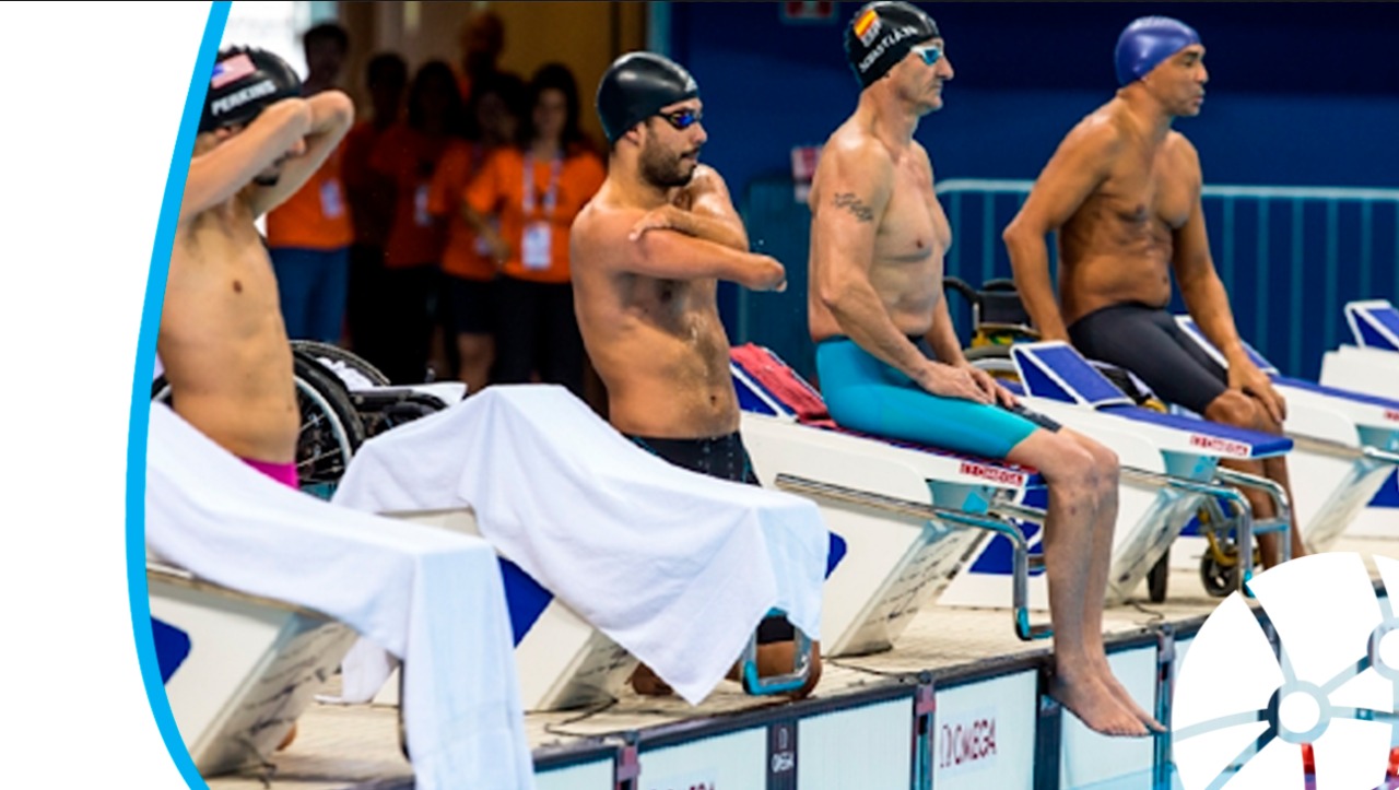Atletas paralímpicos em piscina de natação
