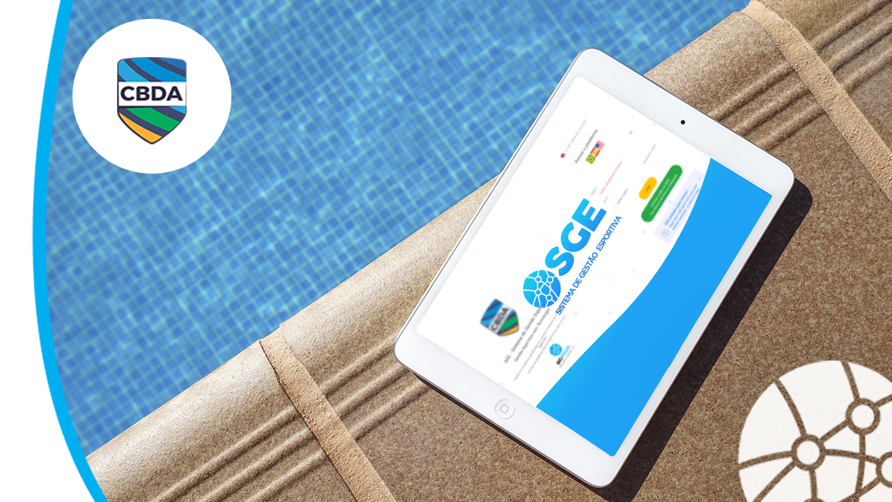 Tablet com o SGE da CBDA aberto na tela e uma piscina ao fundo