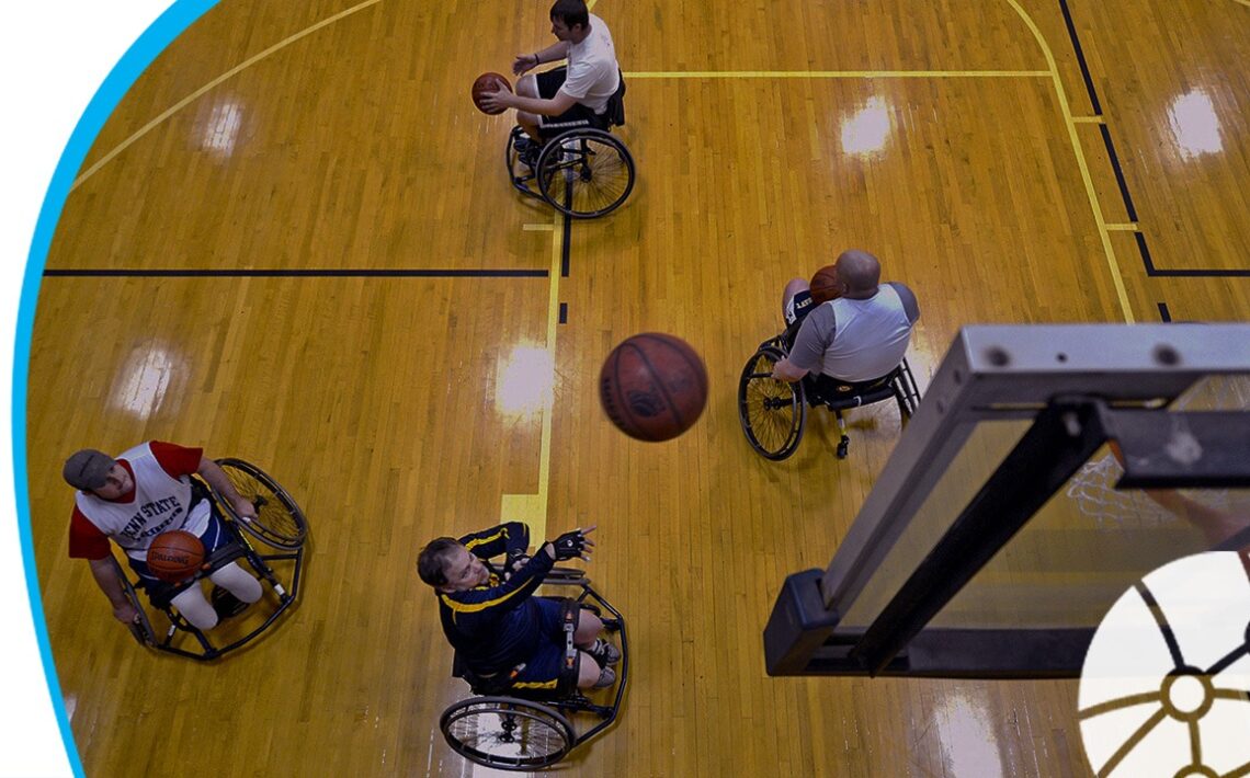 pessoas jogando basquete em cadeira de rodas