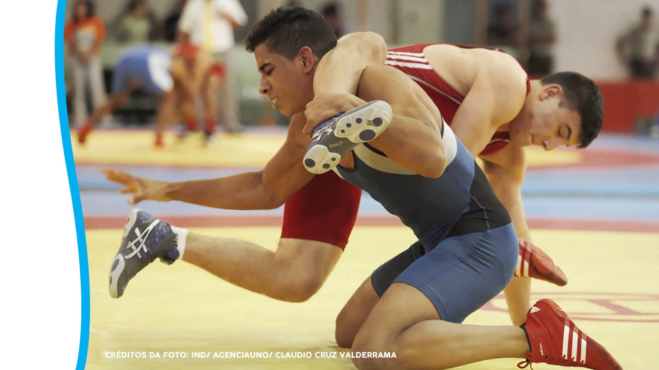 Dois homens durante competição de Wrestling.